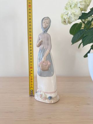Figura porcelana Nadal mujer con cesta