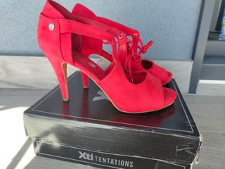 Sandalias rojas vivo de tacón alto y talon cerrado