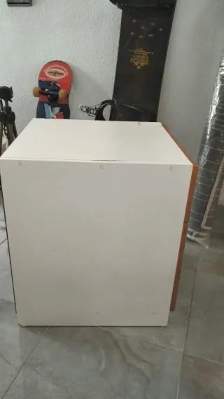 Cómoda verde y blanca de madera