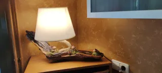 Lámpara artesanal de madera y cuerda