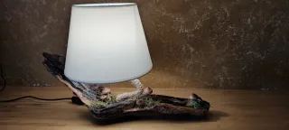 Lámpara artesanal de madera y cuerda