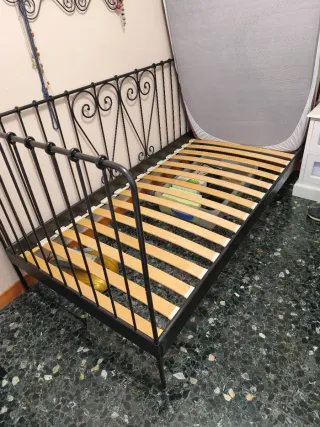 Cama individual de metal negro