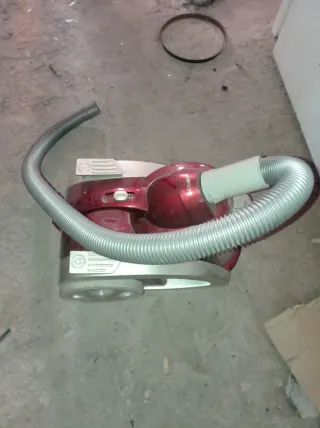 Aspiradora roja con manguera