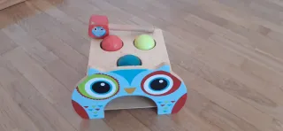 Juguete de madera con martillo y pelotas