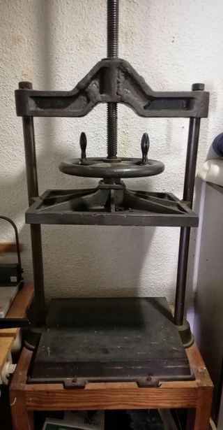 Prensa de encuadernación antigua