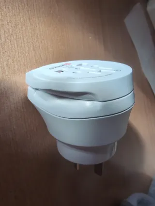 Adaptador de enchufe SKROSS 4 en 1