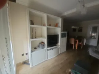 Mueble de salón blanco con vitrina