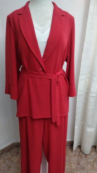Traje pantalón rojo.