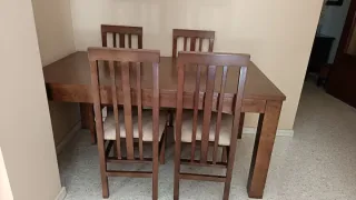 Mesa de comedor con 4 sillas