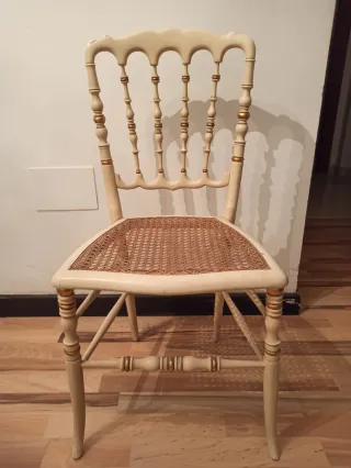 Silla de madera blanca con detalles dorados