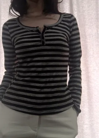 Camiseta de rayas gris y negra