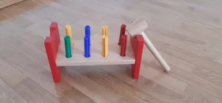 Juguete de madera martillo y clavijas