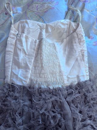 Vestido palabra de honor con plumas