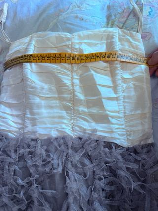 Vestido palabra de honor con plumas