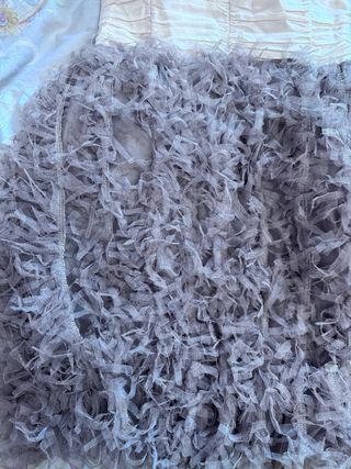 Vestido palabra de honor con plumas