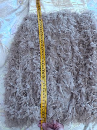 Vestido palabra de honor con plumas