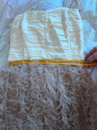 Vestido palabra de honor con plumas