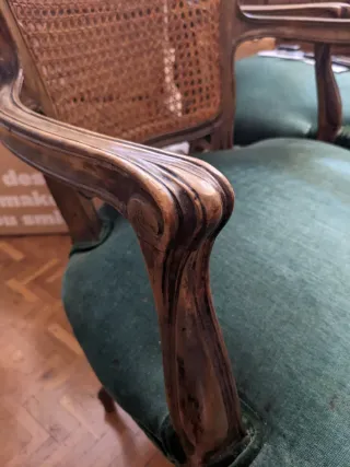 Sillones y  sillas de madera torneada y tapizadas.