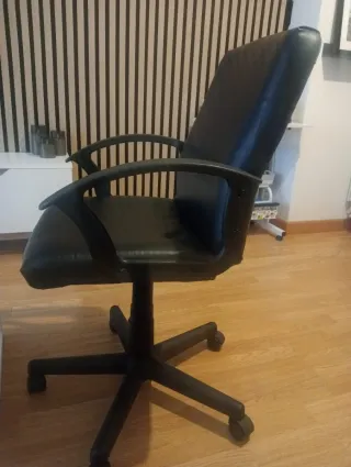 Silla de oficina negra
