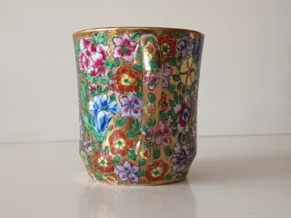 Taza de porcelana dorada con flores