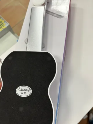 Lámpara LED de escritorio plateada y blanca