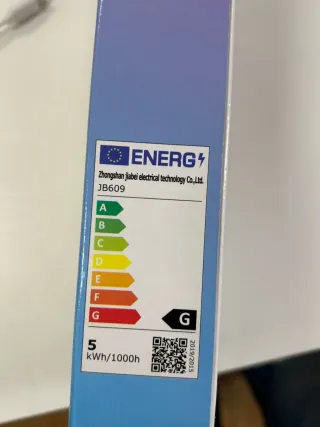 Lámpara LED de escritorio plateada y blanca