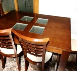 Mesa extensible y 4 sillas madera y cristal