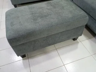 Sofá cama gris con puff