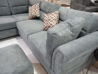 Sofá cama gris con puff