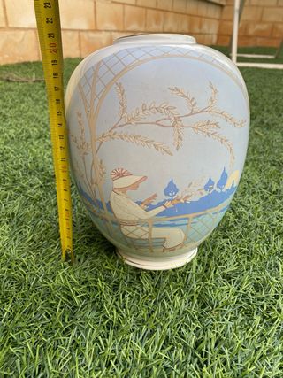 Jarrón de porcelana con diseño oriental