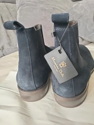 Botines hombre, serraje con elásticos laterales.