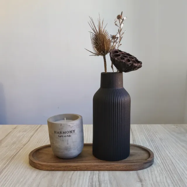 Jarrón Negro con Flores Secas y Vela.