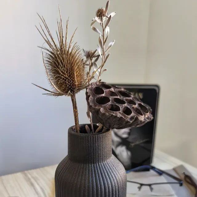 Jarrón Negro con Flores Secas y Vela.