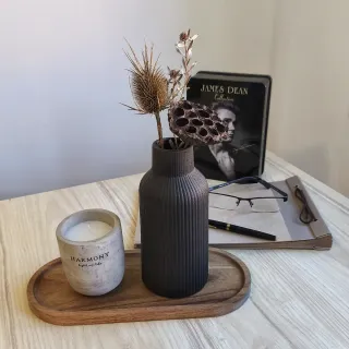 Jarrón Negro con Flores Secas y Vela