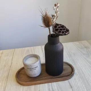 Jarrón Negro con Flores Secas y Vela