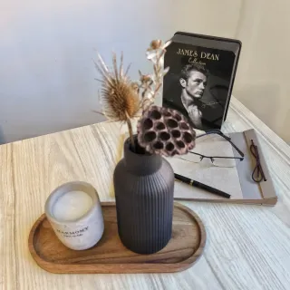 Jarrón Negro con Flores Secas y Vela
