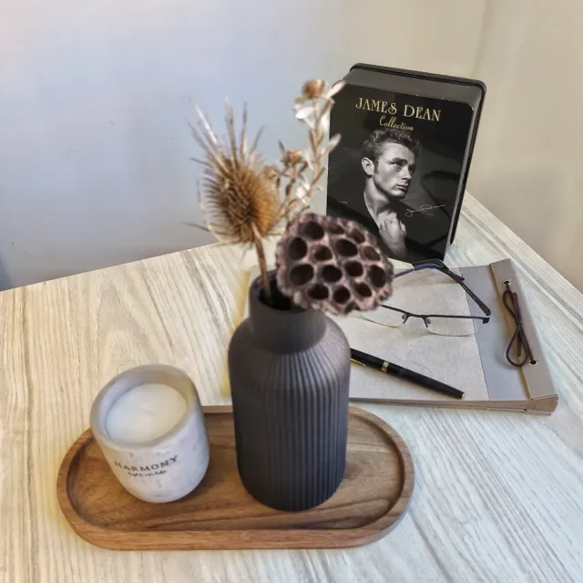 Jarrón Negro con Flores Secas y Vela.