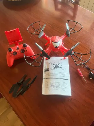 Dron con cámara rojo