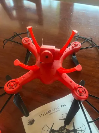 Dron con cámara rojo