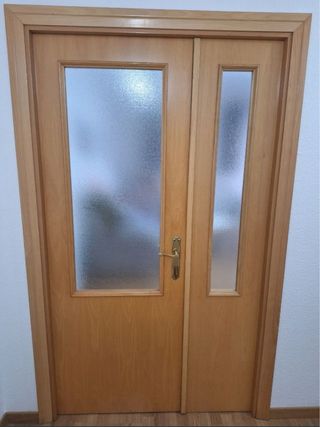 Puerta de madera interior, color roble.