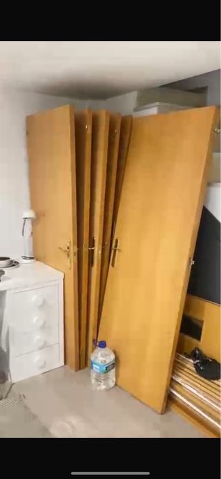 Puerta de madera interior, color roble.