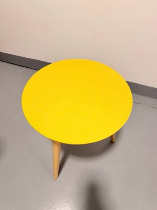 Mesa auxiliar redonda amarilla