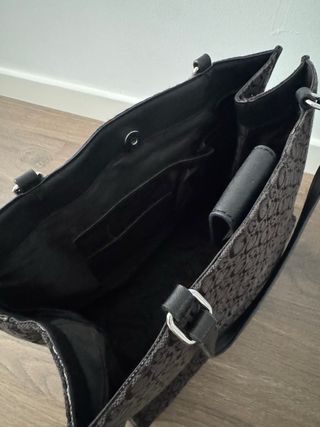 Bolso shopper Guess negro y gris