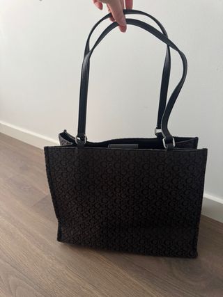 Bolso shopper Guess negro y gris