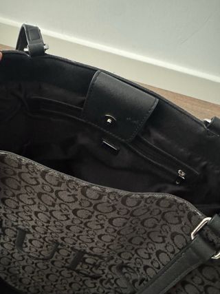 Bolso shopper Guess negro y gris
