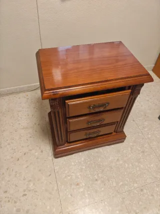 Mesita de noche de madera