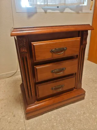 Mesita de noche de madera