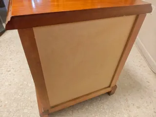 Mesita de noche de madera