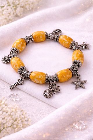 Pulsera plateada con charms y cuentas amarillas