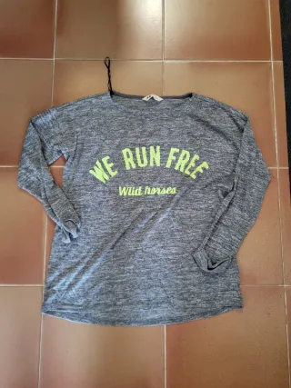 Camiseta H&M gris con estampado "WE RUN FREE"